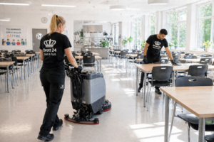 2 Arbetare hos Drott24 som gör rent ett golv