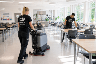 2 Arbetare hos Drott24 som gör rent ett golv