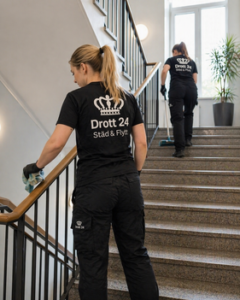 2 arbetare som städar en trappa